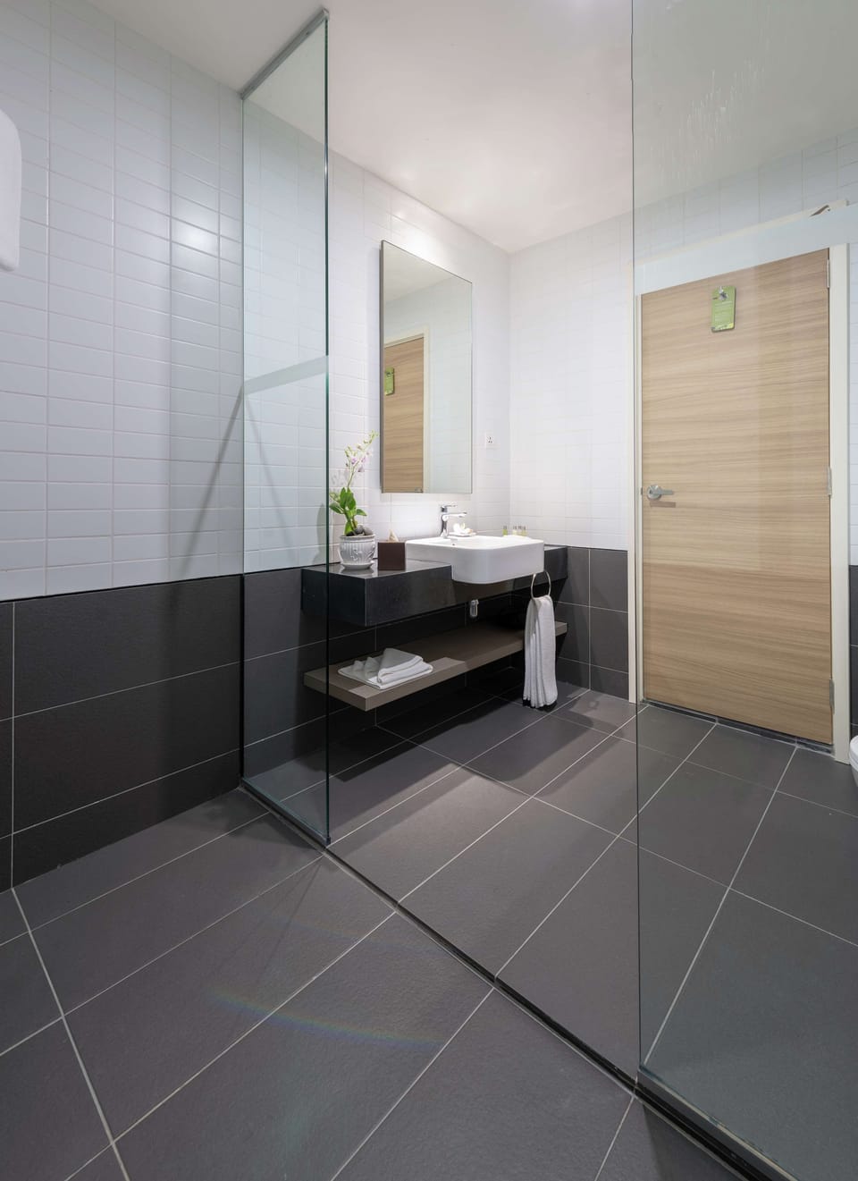 Shower, rainfall showerhead, free toiletries, hair dryer