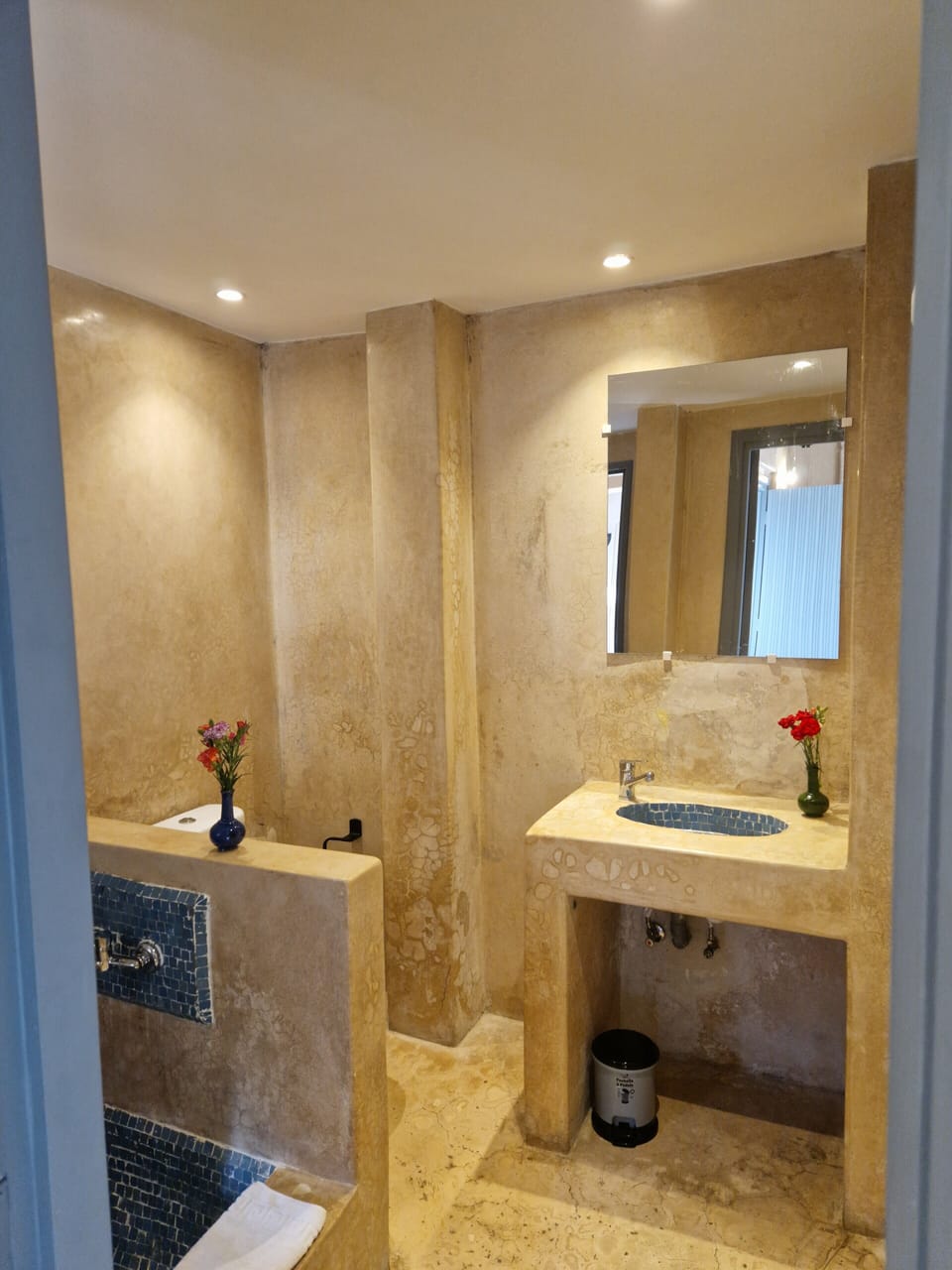 Comfort Triple Room | Bathroom | Free toiletries, hair dryer, bathrobes, towels