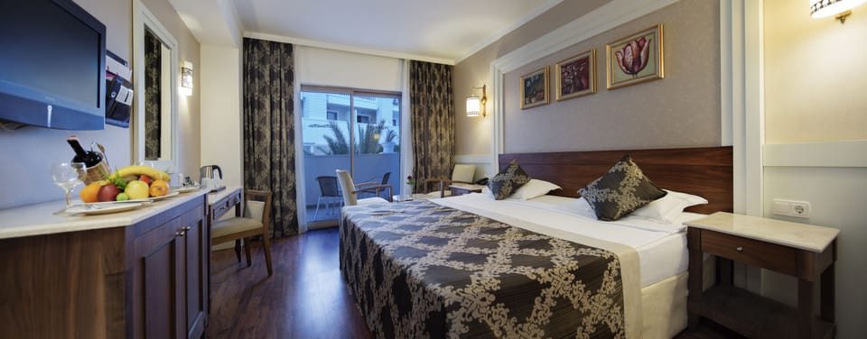Premium bedding, free minibar, desk, blackout drapes