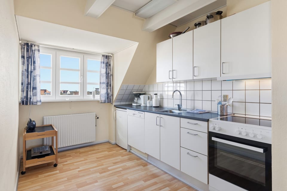 Comfort Apartment | Private kitchen | Coffee/tea maker, full-size fridge, oven, stovetop