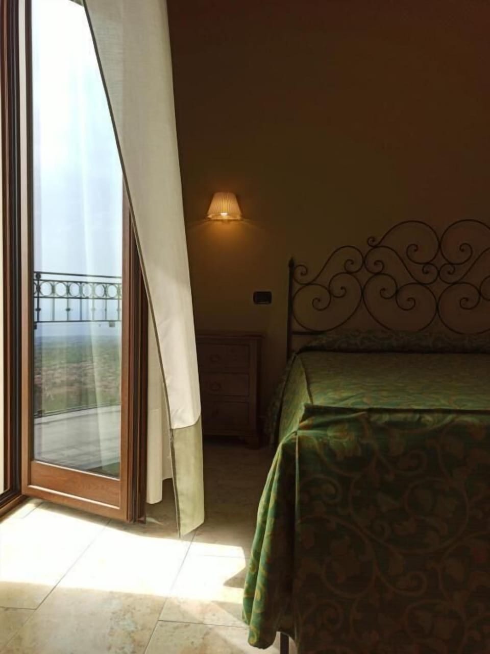 Minibar, in-room safe, desk, WiFi (free)