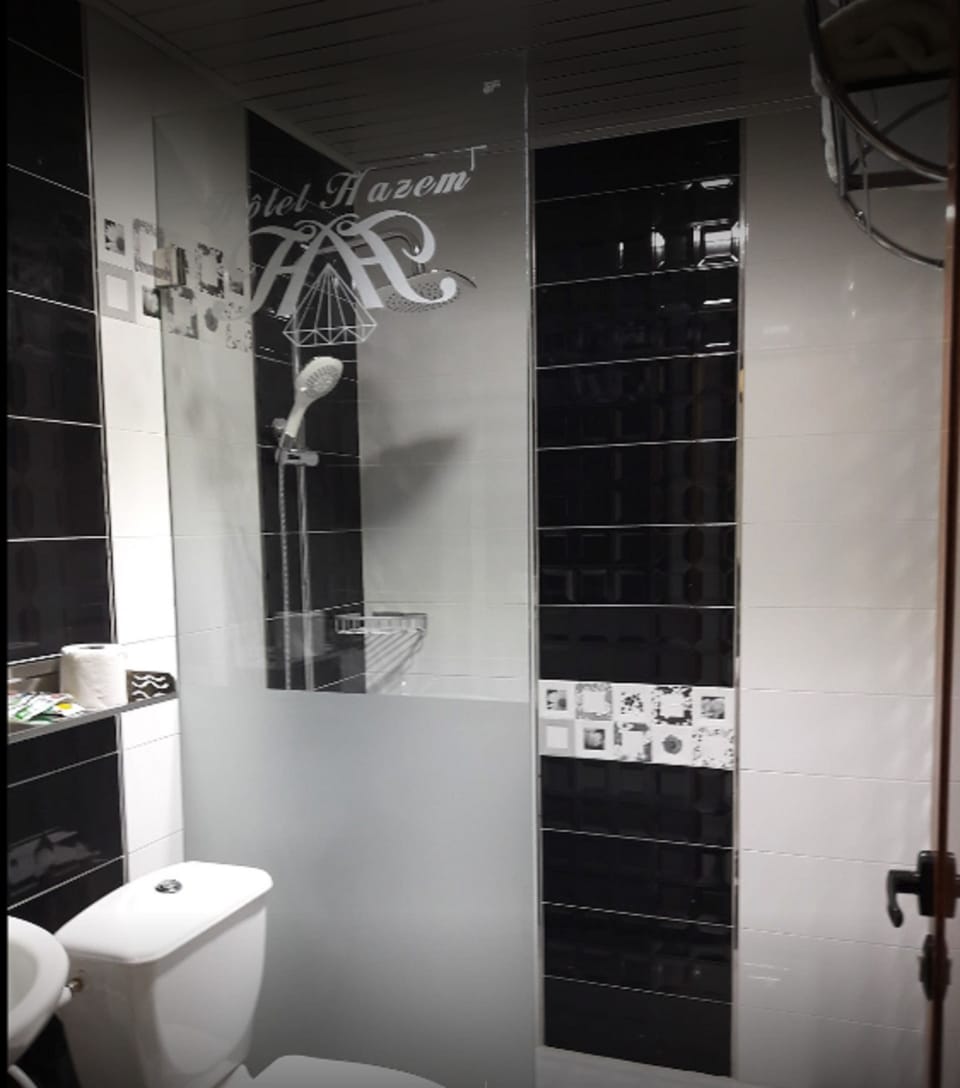 Deep soaking tub, free toiletries, towels