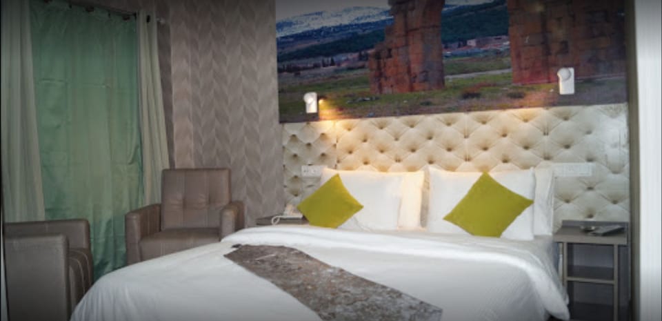Suite | Desk, blackout drapes, WiFi (free), bed sheets
