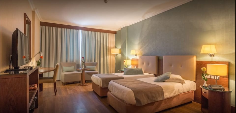 Double Room | In-room safe, desk, blackout drapes, WiFi (free)