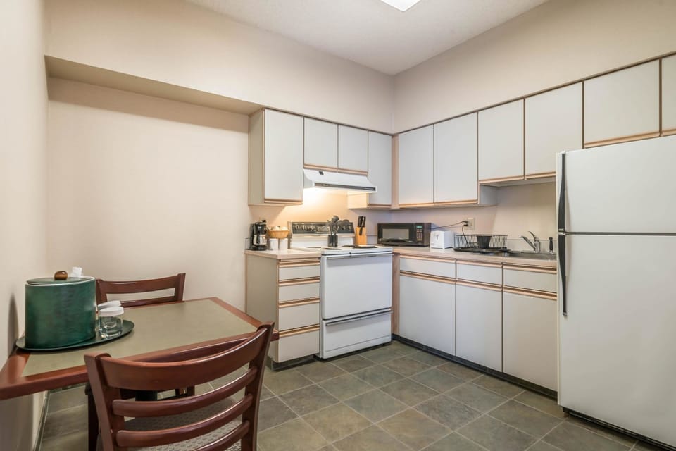 Standard Room, 1 King Bed, Non Smoking | Desk, blackout drapes, iron/ironing board, free cribs/infant beds