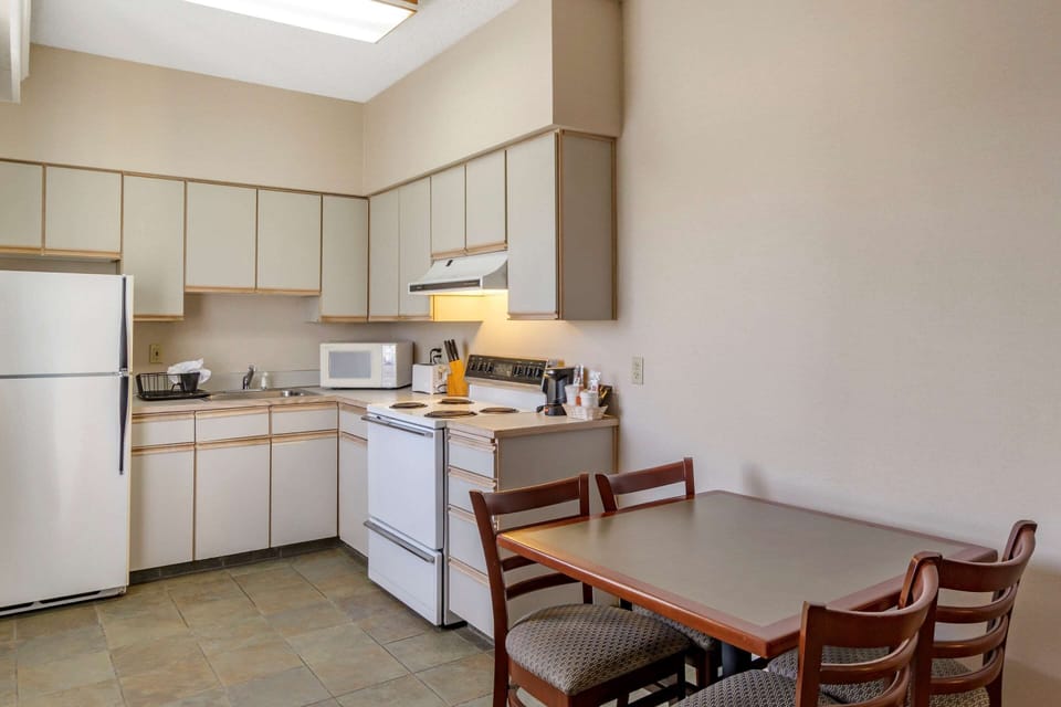 Suite, 1 King Bed, Accessible, Non Smoking | Desk, blackout drapes, iron/ironing board, free cribs/infant beds