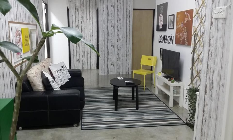 Apartment | Living room | Flat-screen TV
