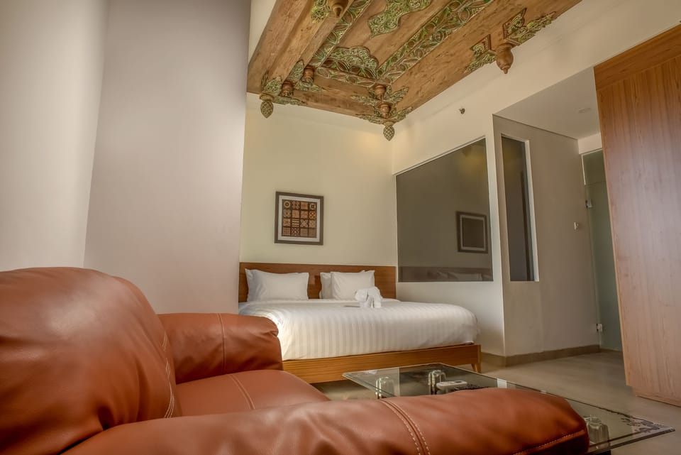 Junior Suite | In-room safe, desk, free WiFi, bed sheets
