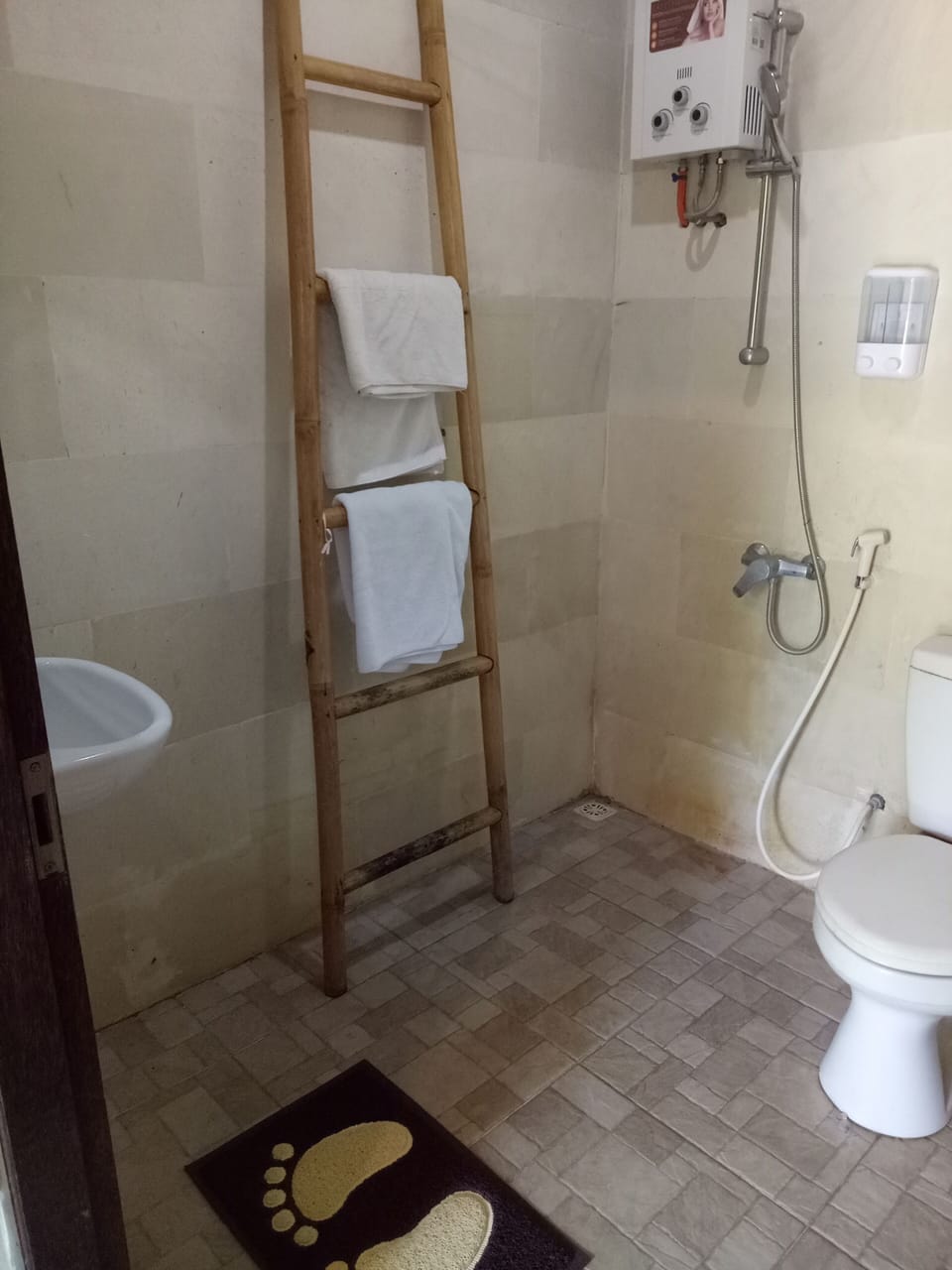 Traditional Bungalow, 1 Bedroom | Bathroom | Shower, free toiletries