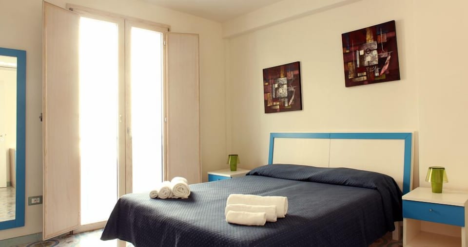 Triple Room | Minibar, desk, free WiFi, bed sheets