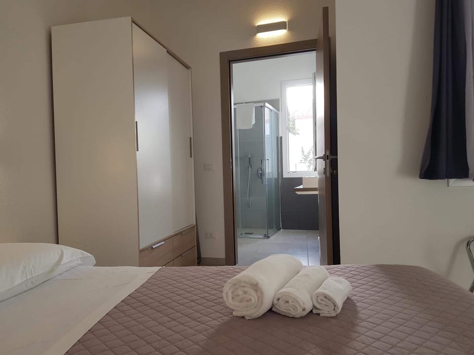 Desk, soundproofing, free WiFi, bed sheets