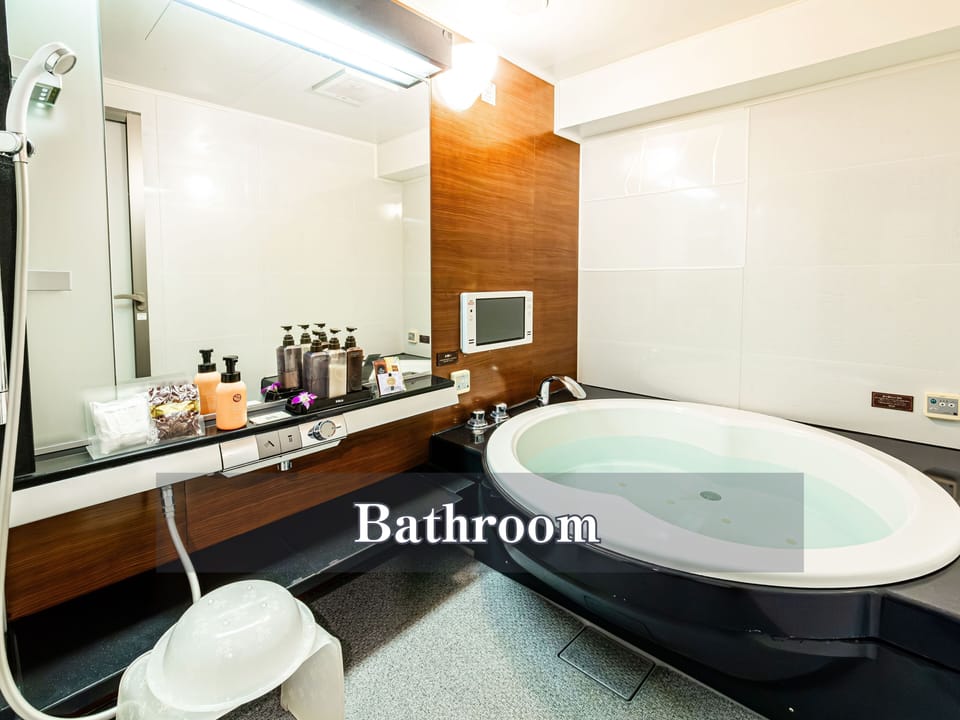 Separate tub and shower, jetted tub, free toiletries, hair dryer
