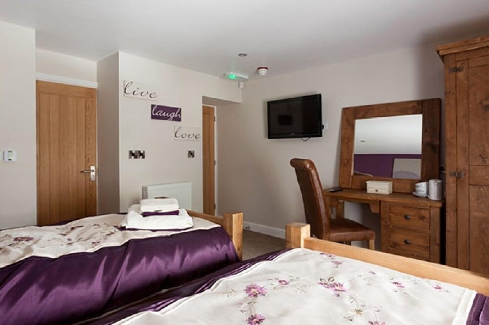 Twin Room | Premium bedding, desk, WiFi (free), bed sheets
