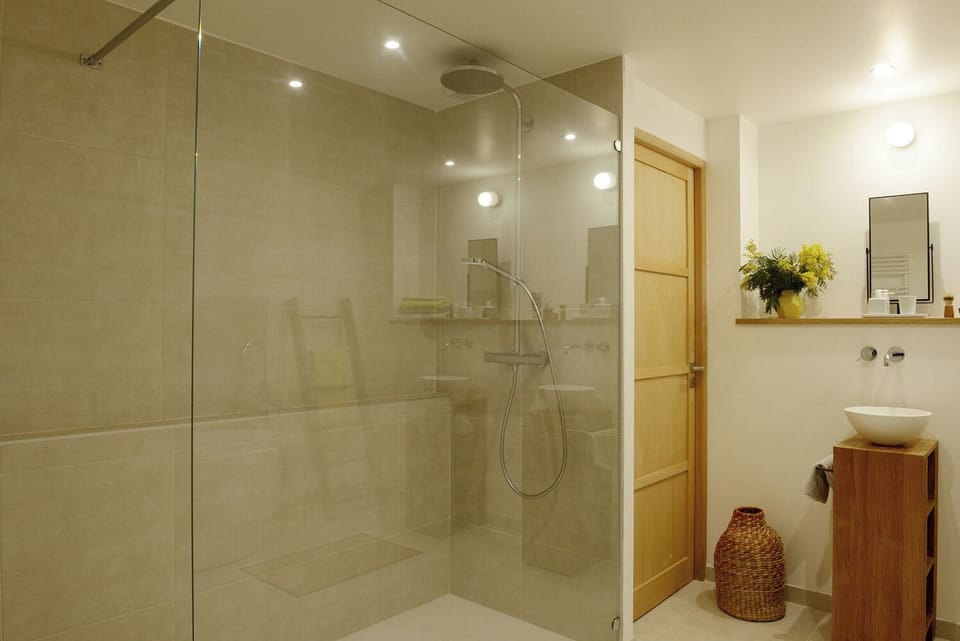 Gallery Suite, Multiple Beds, Bathtub, Park View | Bathroom | Eco-friendly toiletries, hair dryer, bathrobes, towels