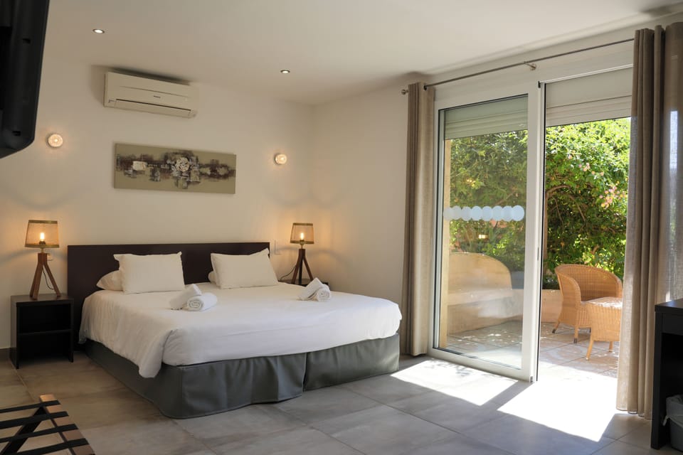 Superior Room | Minibar, in-room safe, desk, blackout drapes