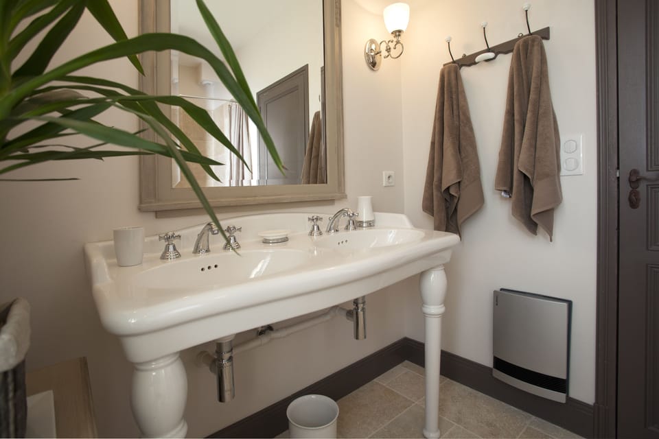 Deluxe Suite, 1 Bedroom, Non Smoking, Park View | Bathroom | Shower, free toiletries, hair dryer, towels