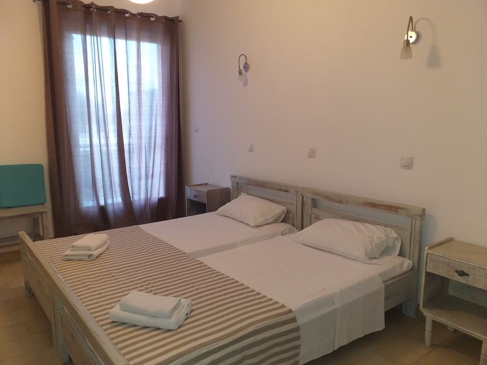 Twin Room, Pool View | Soundproofing, cribs (free), WiFi (free), bed sheets