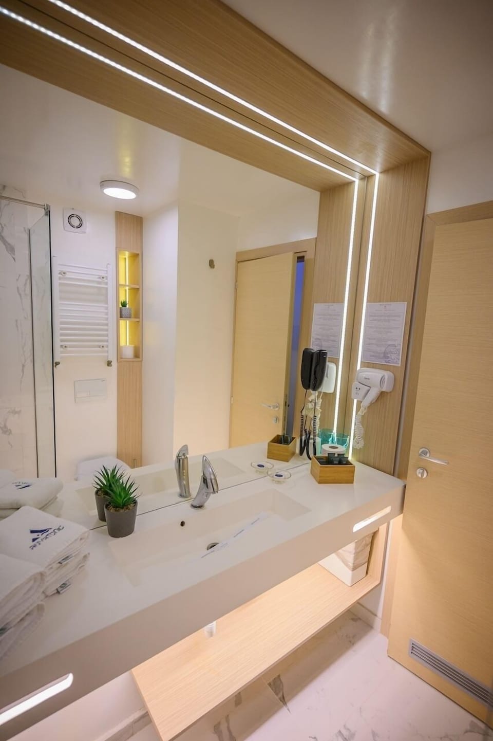 Superior Suite | Bathroom | Shower, free toiletries, hair dryer, bathrobes