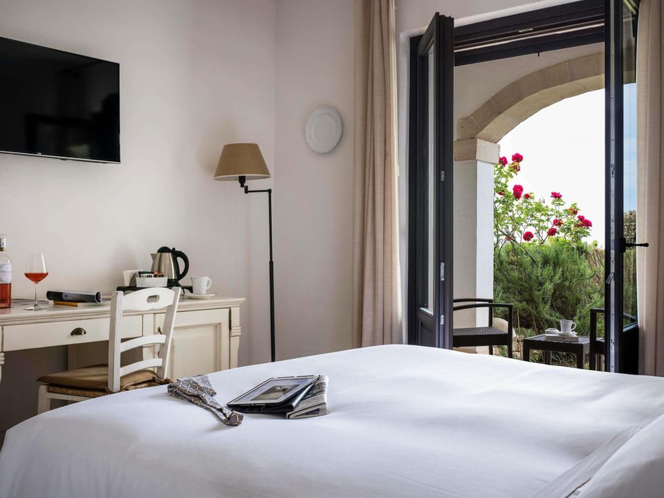Deluxe Room (1 queen bed or 2 single beds) | Premium bedding, minibar, in-room safe, desk