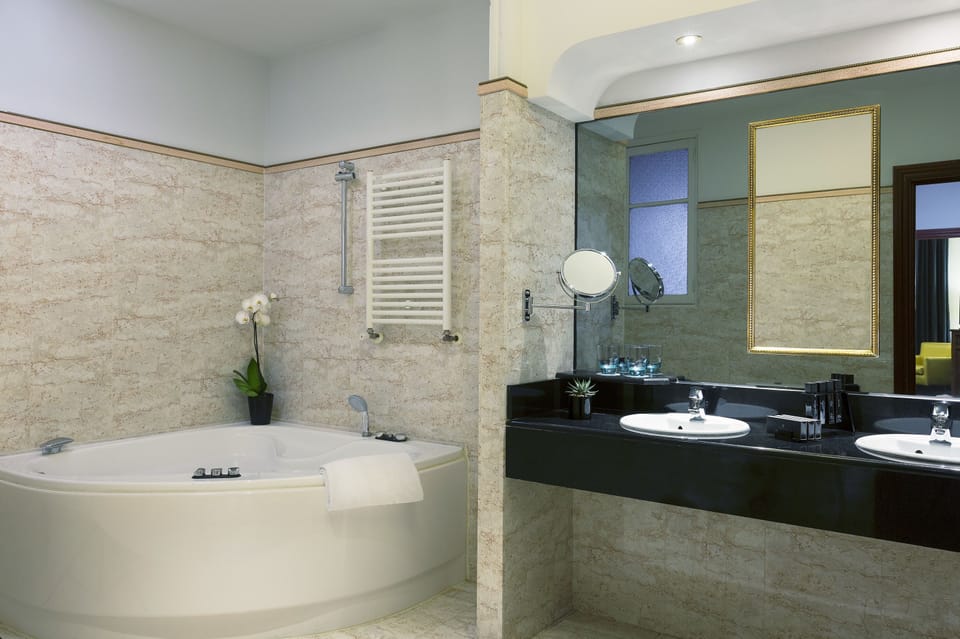 Grand Premium Room | Bathroom | Deep soaking tub, eco-friendly toiletries, hair dryer, towels