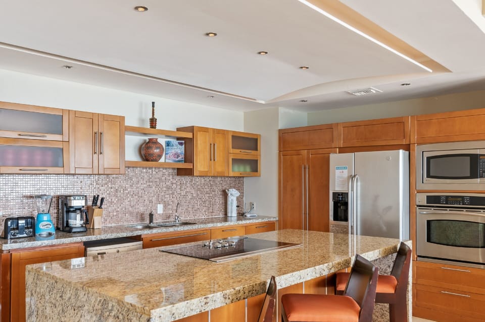 Condo | Private kitchen | Full-size fridge, microwave, oven, stovetop