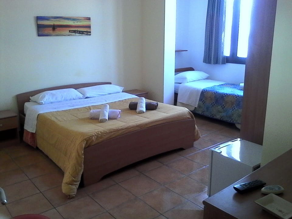 Double Room | Free cribs/infant beds, rollaway beds, free WiFi, bed sheets