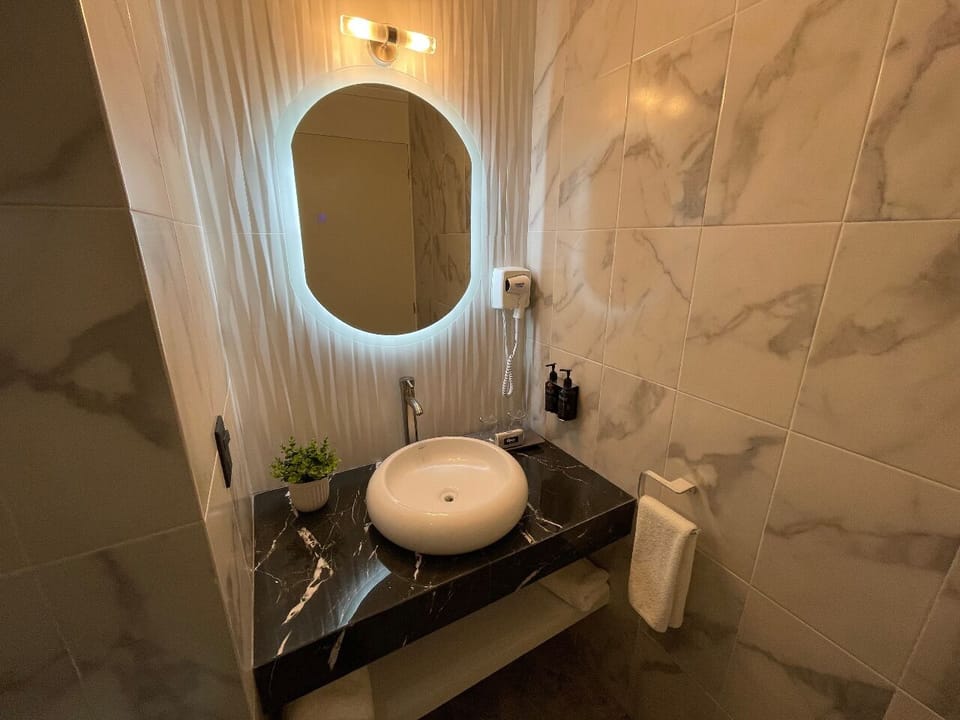 Rainfall showerhead, free toiletries, hair dryer, towels