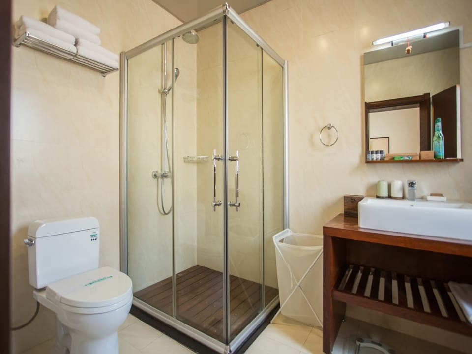 Mini Family Room | Bathroom | Shower, free toiletries, hair dryer, bathrobes