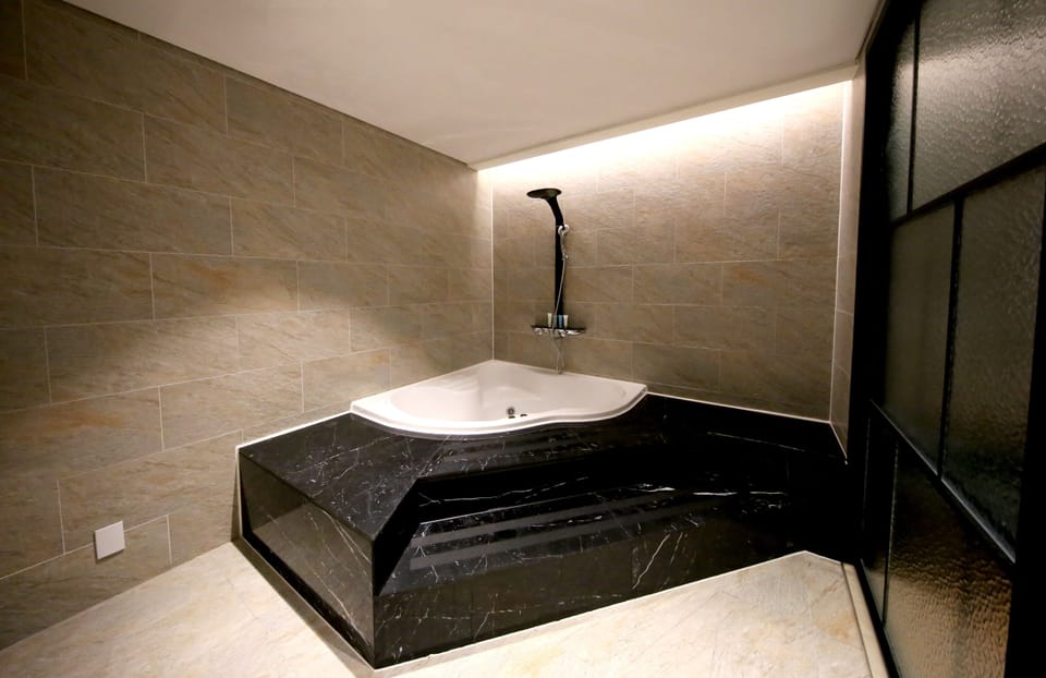 Private spa tub