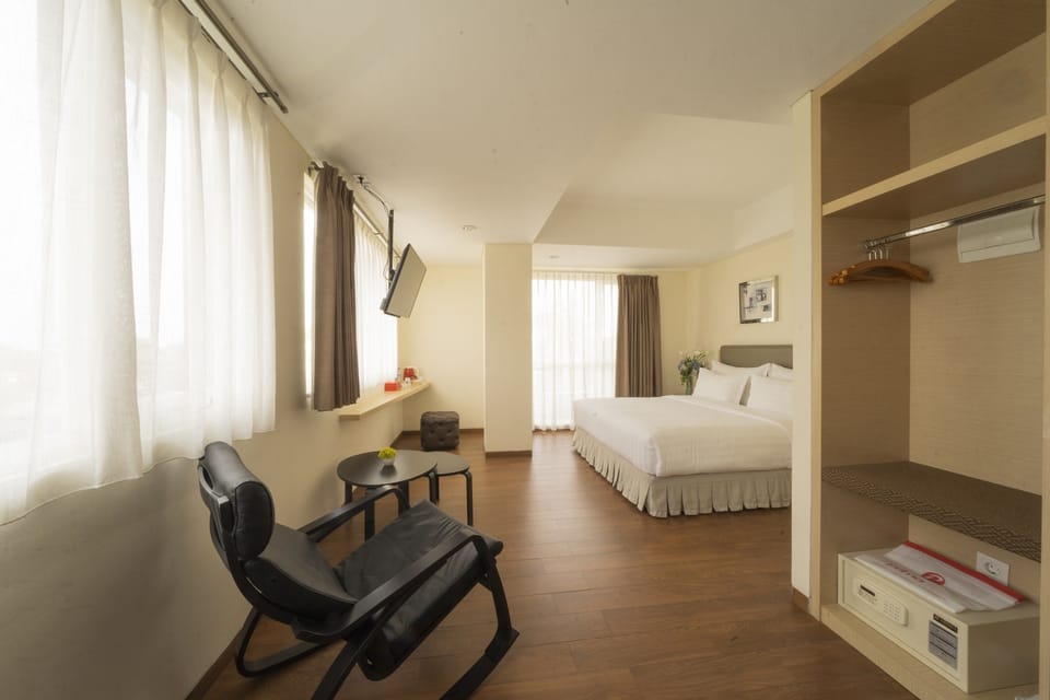 Deluxe Room | Premium bedding, in-room safe, desk, soundproofing