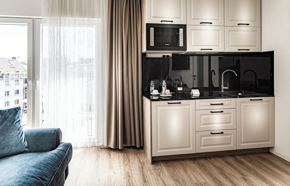 Junior Studio Suite | 2 bedrooms, hypo-allergenic bedding, in-room safe