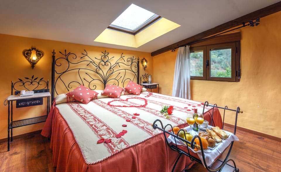 Desk, laptop workspace, free WiFi, bed sheets