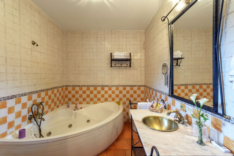 Desk, laptop workspace, free WiFi, bed sheets