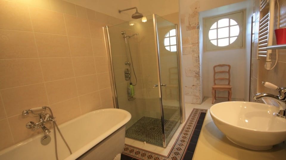 Superior Double Room | Bathroom | Free toiletries, hair dryer, bathrobes, towels