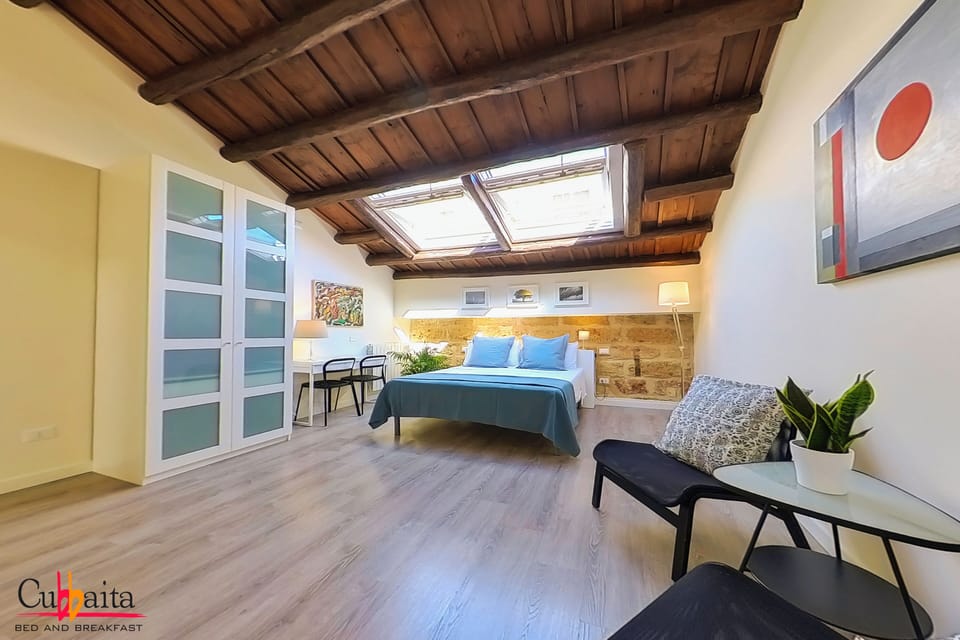 Deluxe Suite | Desk, laptop workspace, soundproofing, free WiFi