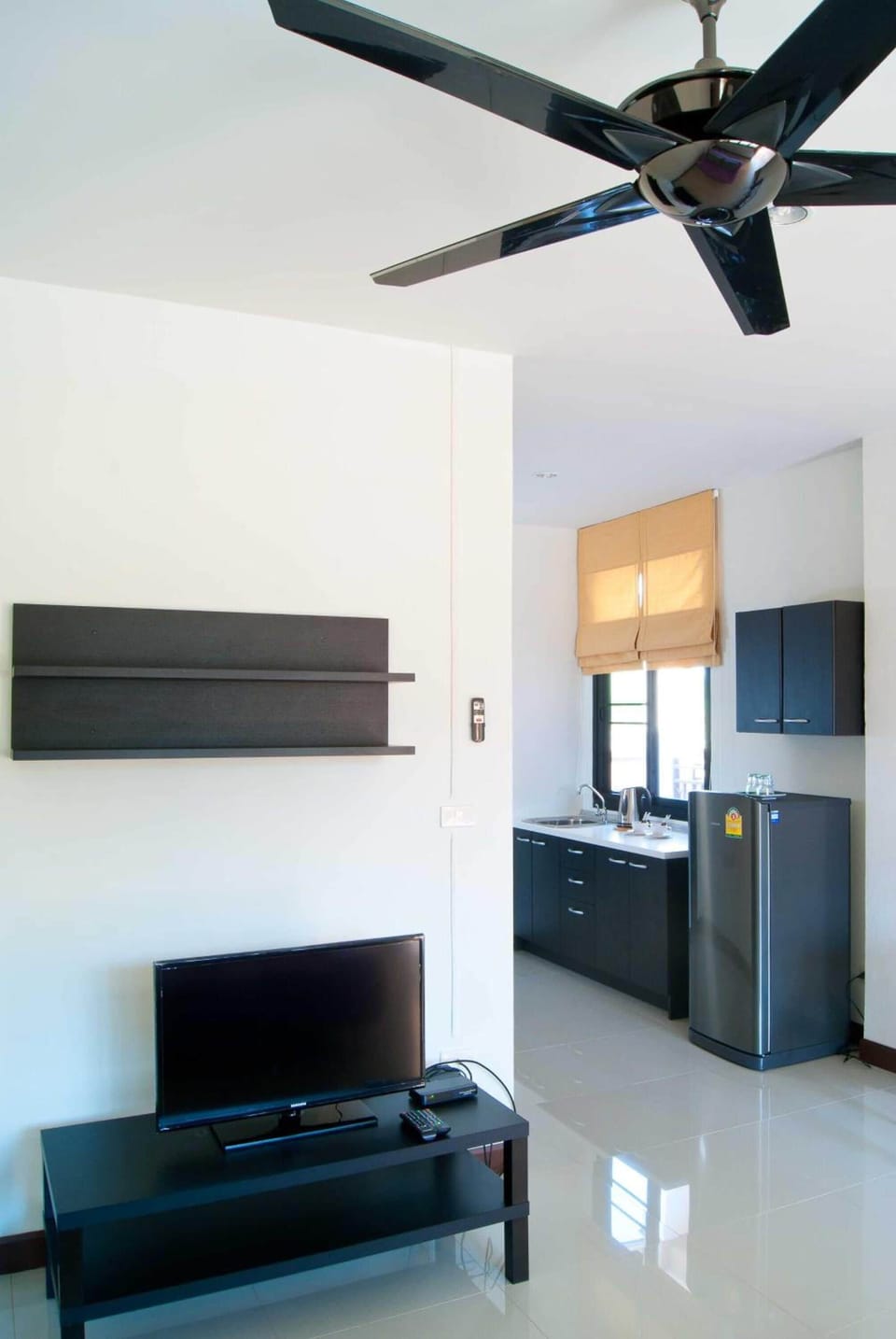 32-inch flat-screen TV with cable channels, TV