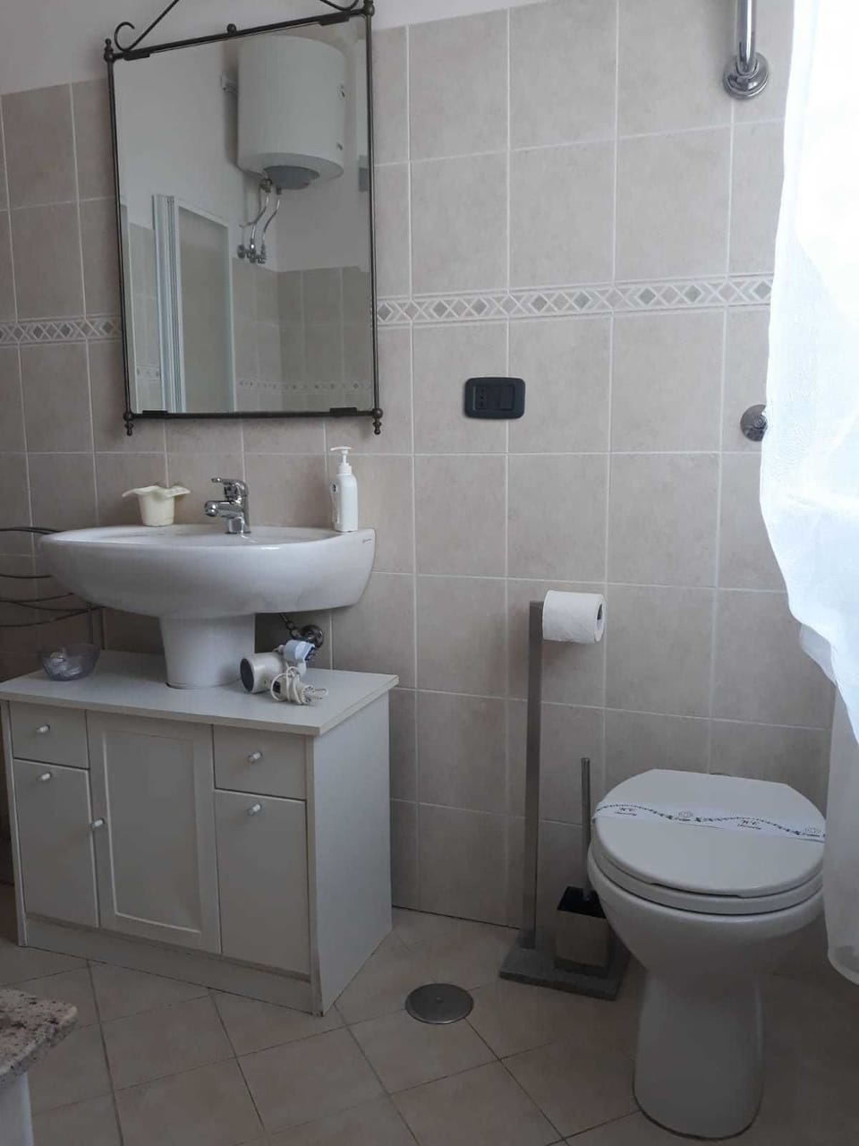 Classic Triple Room | Minibar, in-room safe, desk, iron/ironing board