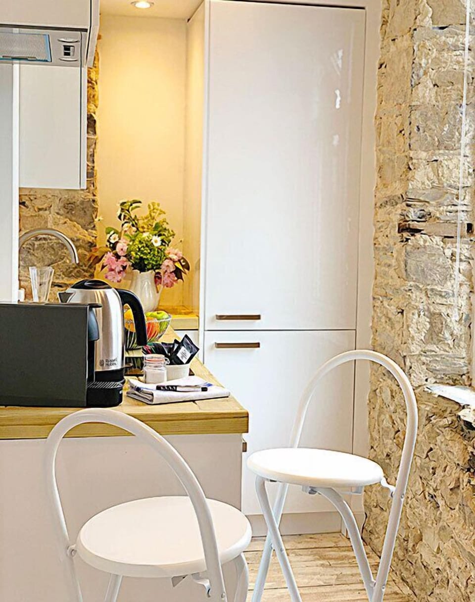 Double Room (Room1) | Egyptian cotton sheets, iron/ironing board, free cribs/infant beds