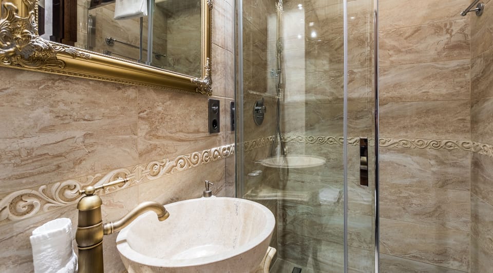 Deluxe Suite, 1 Queen Bed | Bathroom | Shower, hair dryer, towels