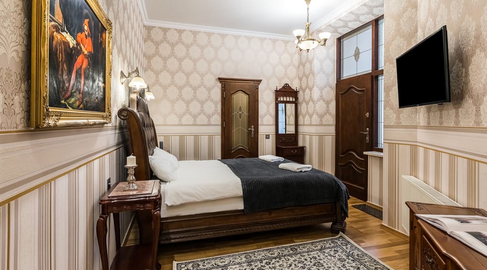 Deluxe Suite, 1 Queen Bed | 1 bedroom, premium bedding, iron/ironing board, free WiFi