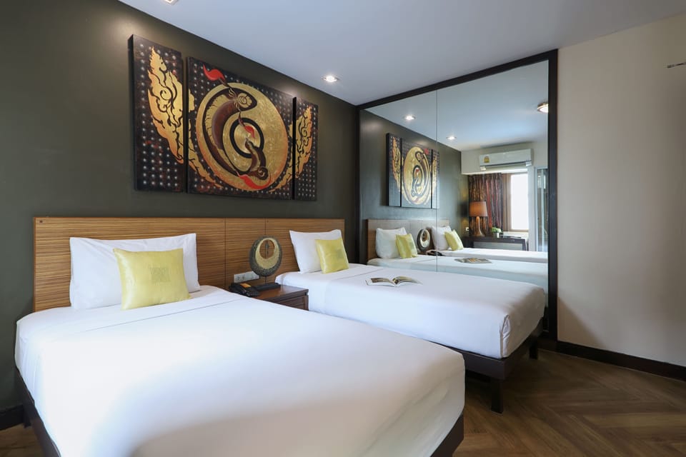 Superb Deluxe Twin Room | Minibar, in-room safe, desk, blackout drapes
