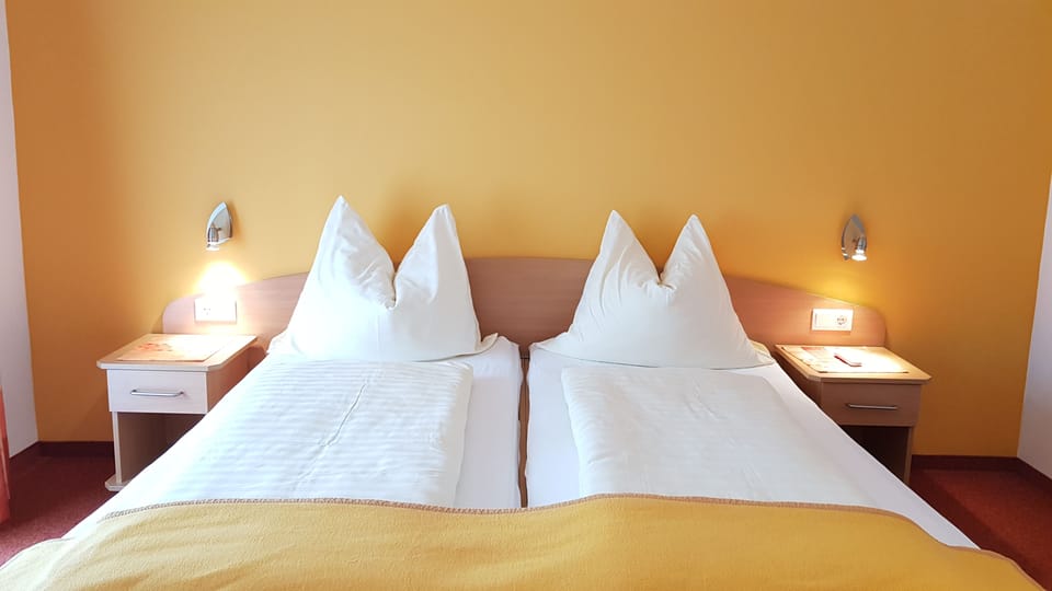 Double Room, Balcony | Desk, free WiFi, bed sheets