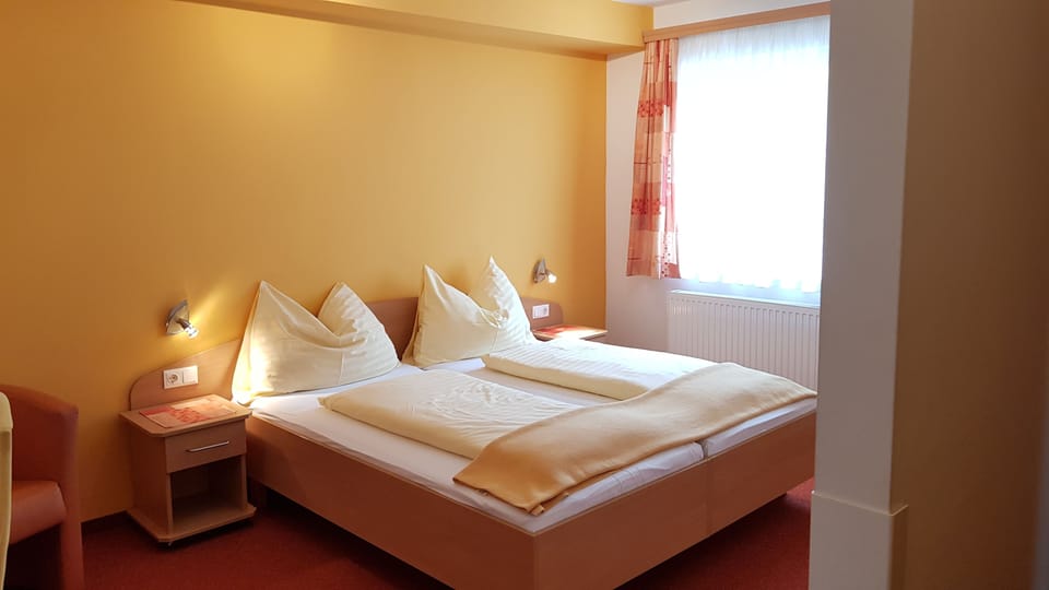 Double Room | Desk, free WiFi, bed sheets
