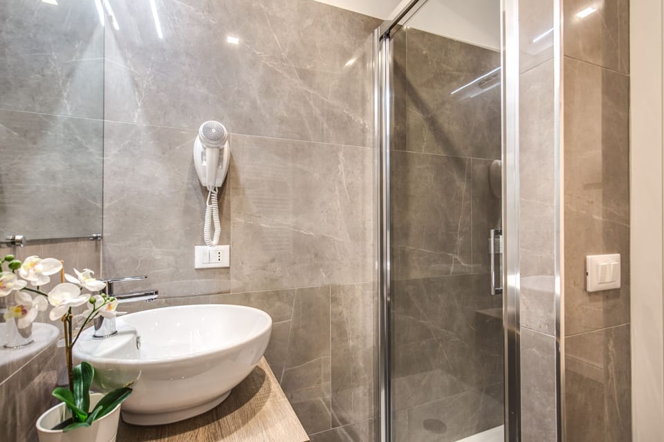 Superior Double Room | Bathroom | Shower, free toiletries, hair dryer, slippers