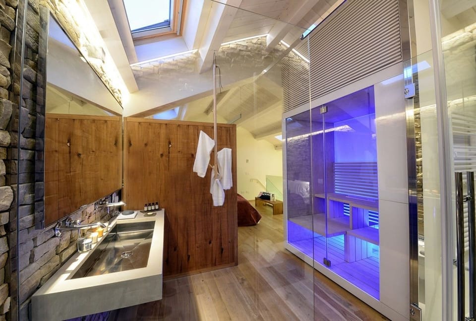 Deluxe Suite (Private Garden & Private Sauna ) | Bathroom | Shower, free toiletries, hair dryer, bathrobes