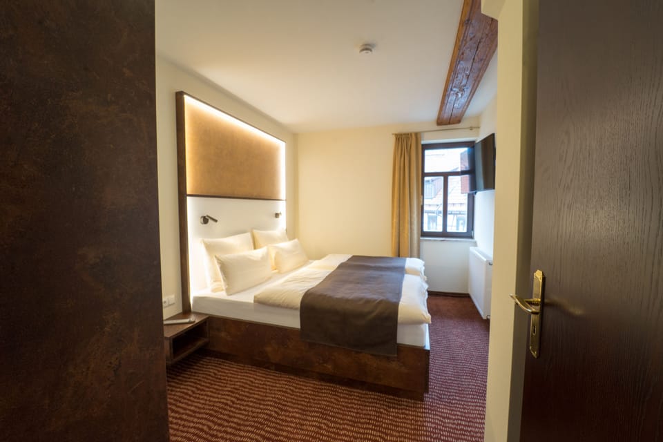Suite | Hypo-allergenic bedding, desk, laptop workspace, free WiFi