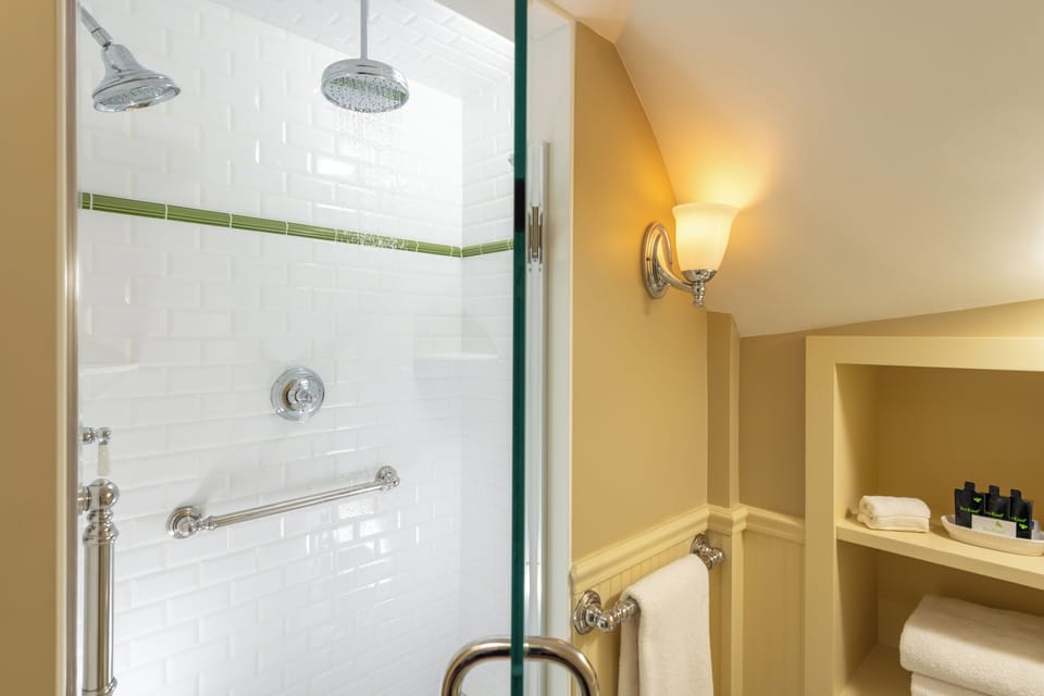 Room, 1 King Bed | Bathroom | Designer toiletries, hair dryer, bathrobes, towels