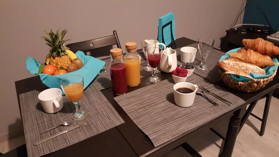 Daily continental breakfast (EUR 15 per person)