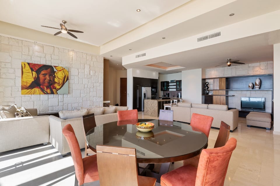 Panoramic Condo, 4 Bedrooms | In-room dining