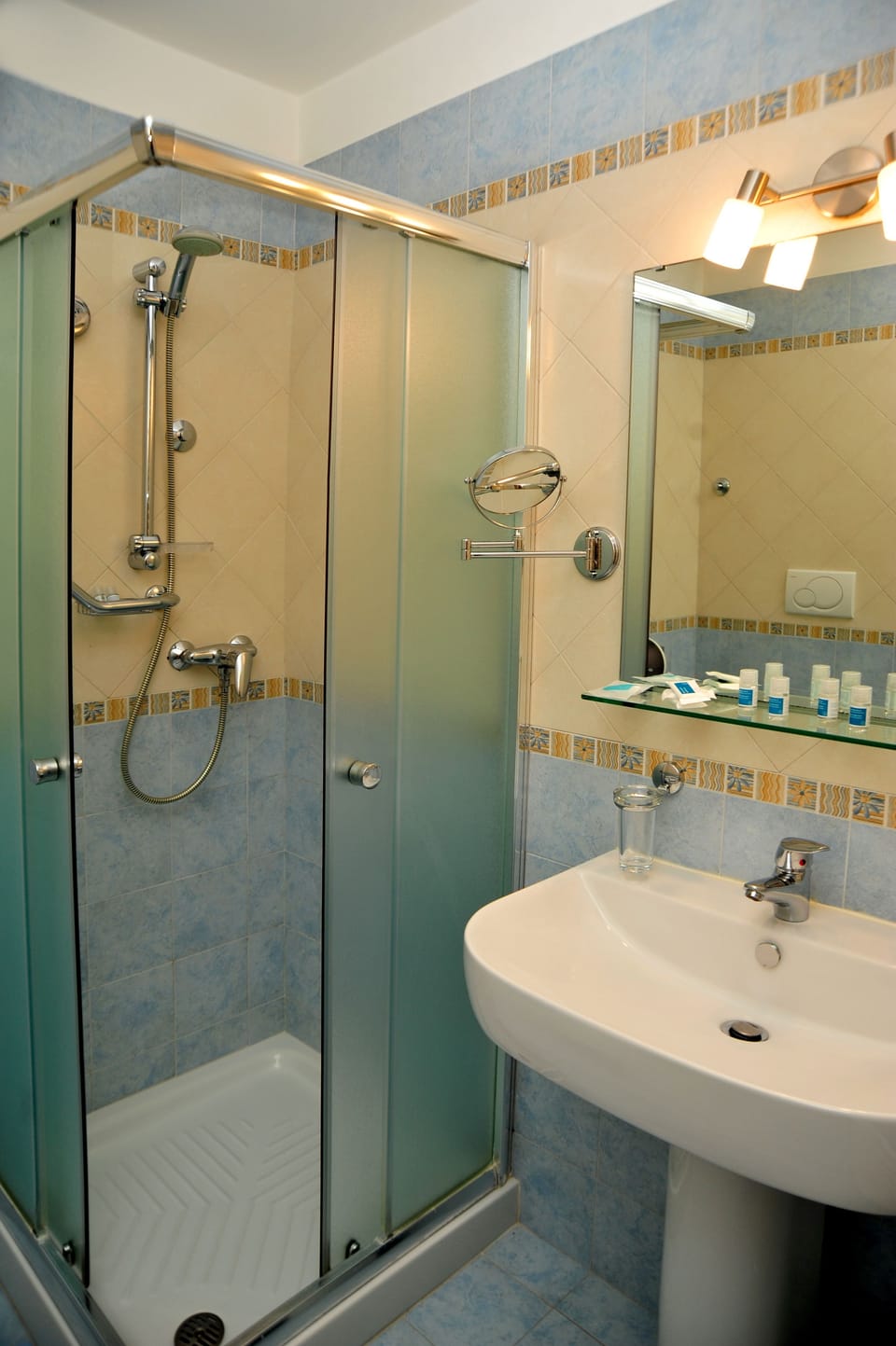 Shower, rainfall showerhead, free toiletries, hair dryer